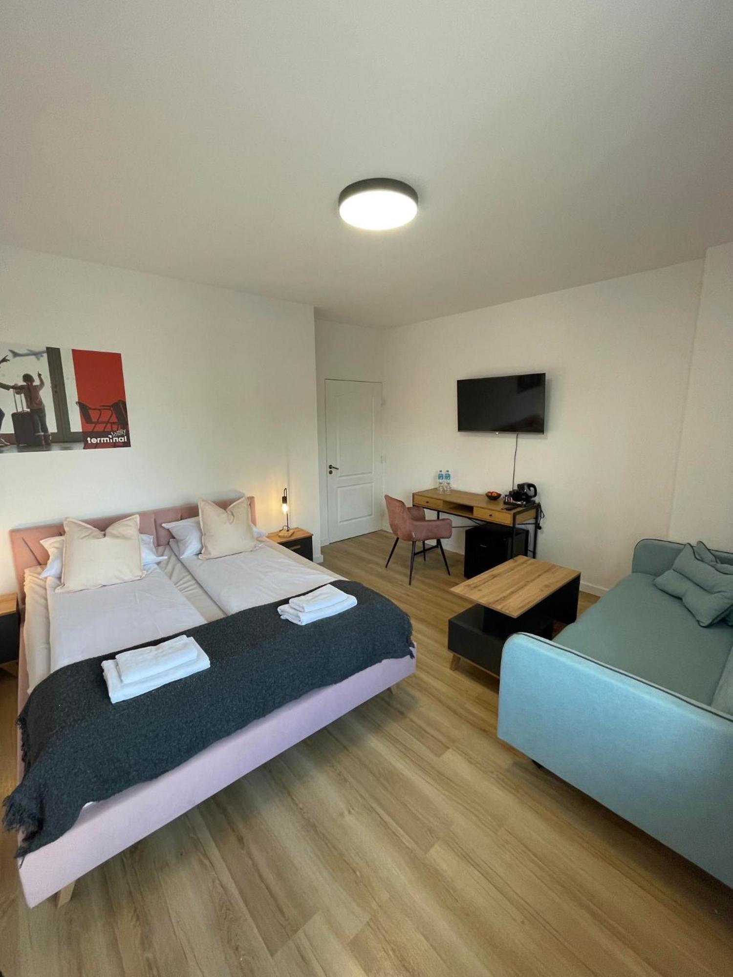 Terminal Family Airport Hostel *